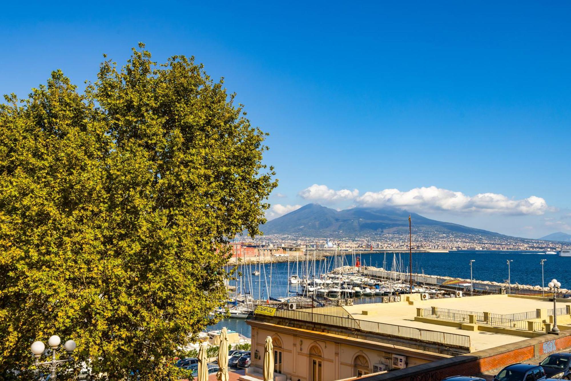 Mh Suites Plebiscito Napoli Esterno foto